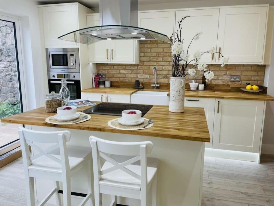 Charming Cottage Close To M4 Bridgend Bridgend  Buitenkant foto